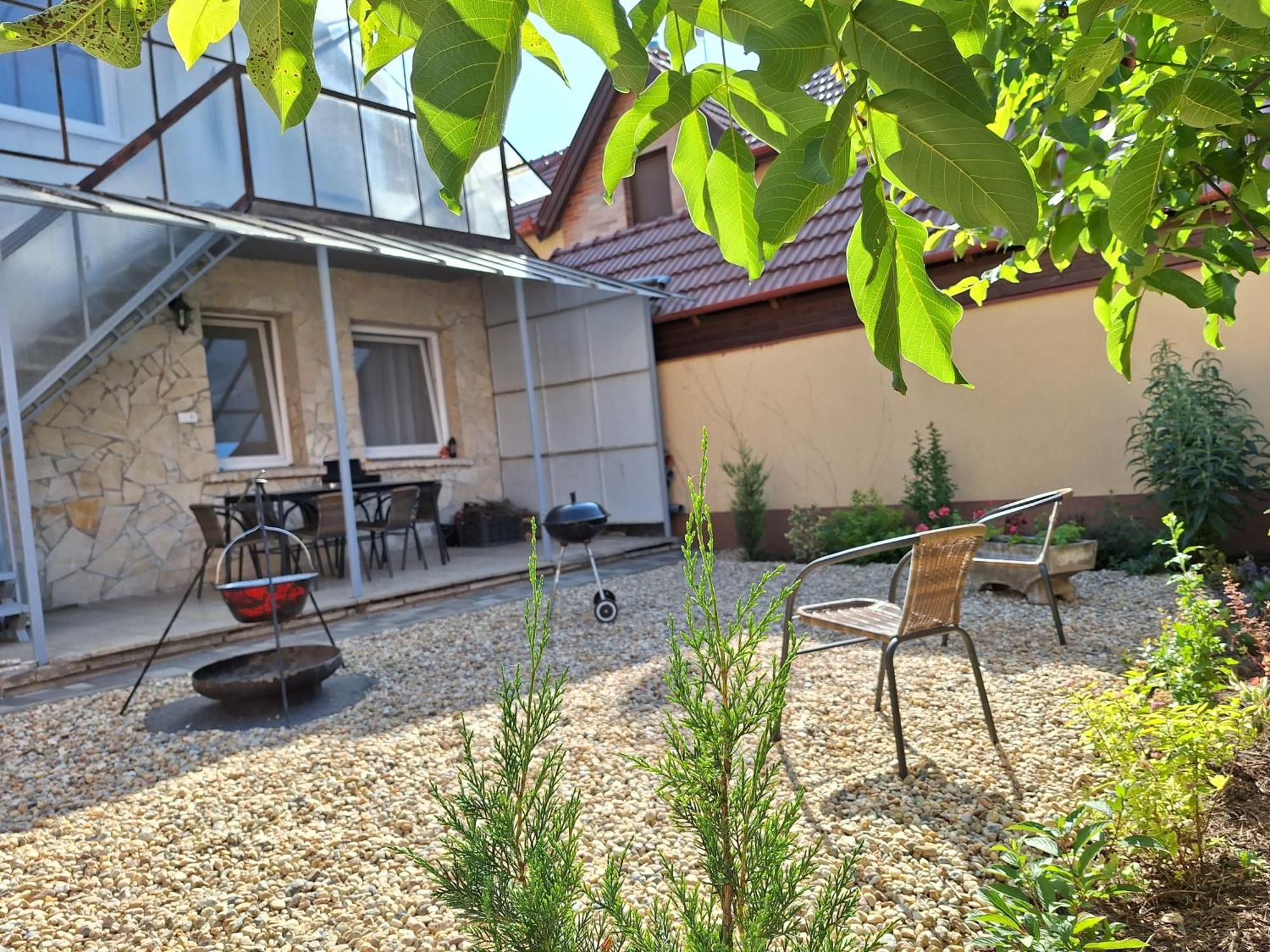 Nikolett Apartman Hajdúszoboszló Buitenkant foto